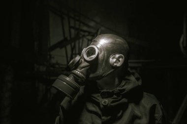 Gaz maskeli bir asker. Sapık..