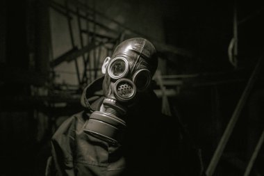 Gaz maskeli bir asker. Sapık. Corona virüsü. Ebola.
