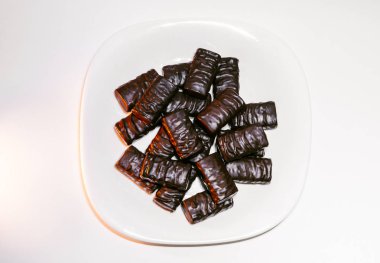 Tabakta lezzetli çikolatalar.