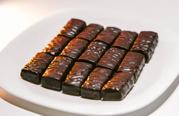 Délicieux Chocolats Sur Une Assiette — Photo