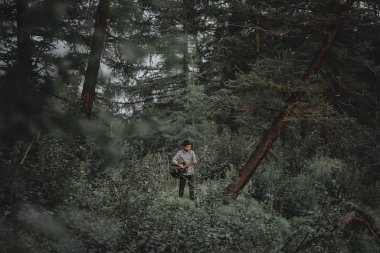 Ormanda gitar çalan adam.