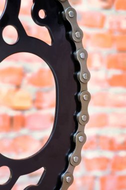 Ön zincirde bisiklet zinciri var. Yakından. Duvara yaslan