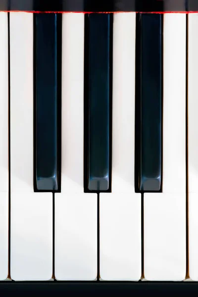Κλειδιά Πιάνου Κοντά Τρία Μαύρα Και Τέσσερα Άσπρα — Φωτογραφία Αρχείου