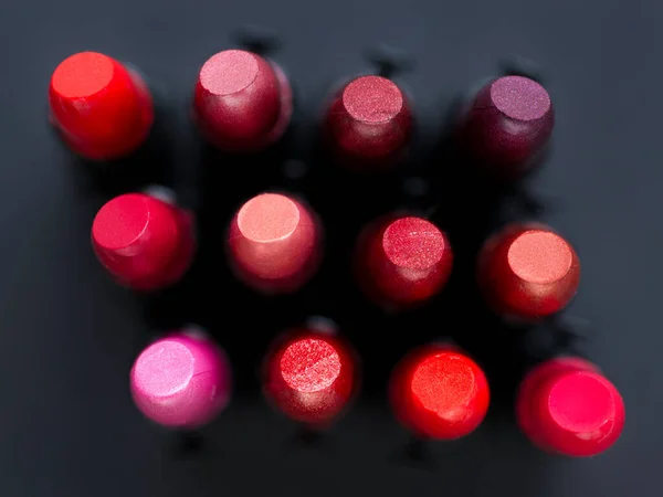 Red Lipsticks Set Top View Selective Focus Black Defocused Background — Stock Photo, Image