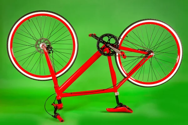 Röd Uppsida Cykel Ljusgrön Bakgrund — Stockfoto