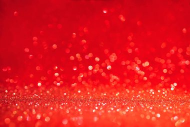 Kırmızı arka planda uçan simler var. Seçici odak 