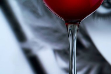 Suratı şarap kadehi sapına dönmüş. Gerçeküstü varlık kavramı