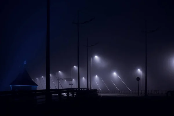 空荡荡的夜路上 雾里灯火通明 抽象色调的夜景 — 图库照片