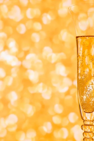 Glas Champagne Met Glitters Tegen Wazige Gouden Achtergrond Achtergrond Met — Stockfoto