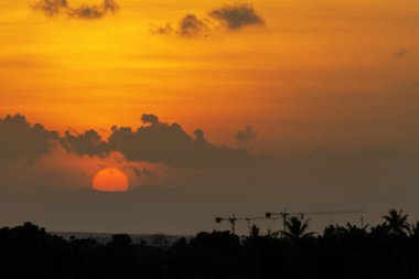 Sabah güzel bir gün doğumu manzarası.