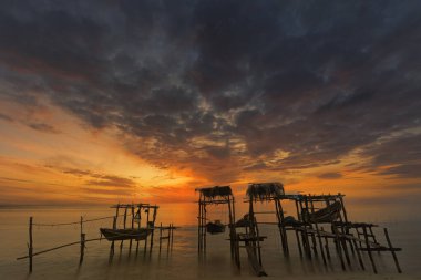 Sabah güzel bir gün doğumu manzarası.