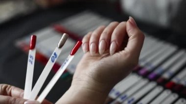 kırmızı salon güzeli kadın manikürü
