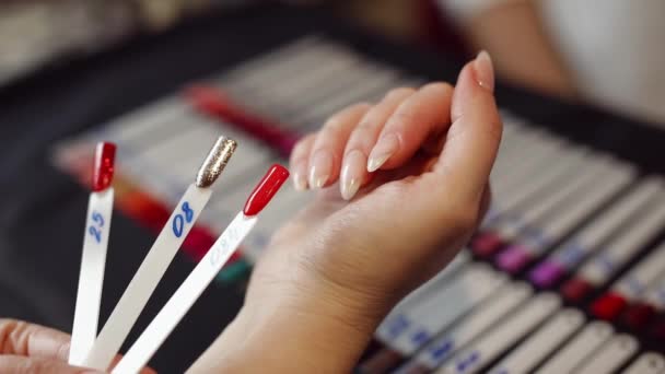 Rode salon schoonheid vrouwelijke manicure — Stockvideo