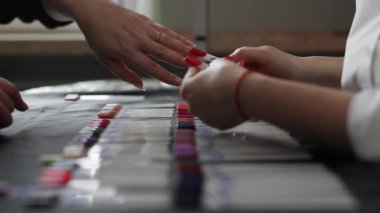 kırmızı salon güzeli kadın manikürü