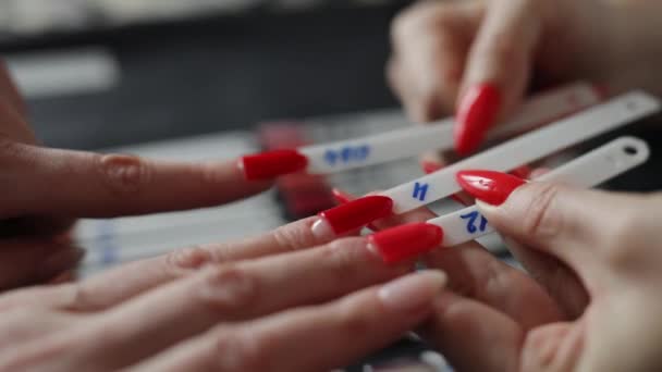 Salón rojo belleza manicura femenina — Vídeo de stock