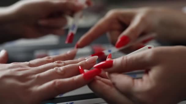 Salone rosso bellezza manicure femminile — Video Stock
