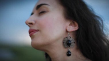Nehir kıyısında güzel bir kız