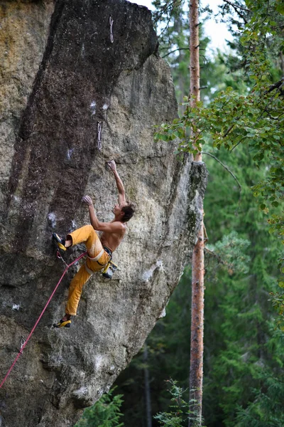 Actividad al aire libre. Estilo de vida extremo escalada en roca. Hombre escalador de roca od una pared de acantilado . — Foto de Stock