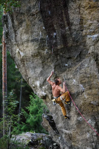 Extreme sport climbing. Rock climber struggle for success. Outdoor lifestyle. — Stock Photo, Image