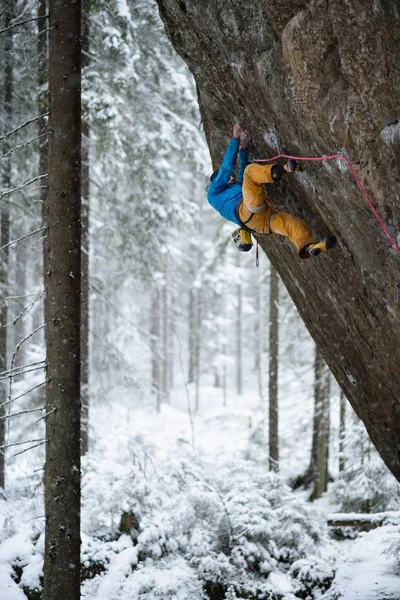 Szikla mászó gyönyörű hegyi természetvédelmi táj. Extrém téli sport. — Stock Fotó
