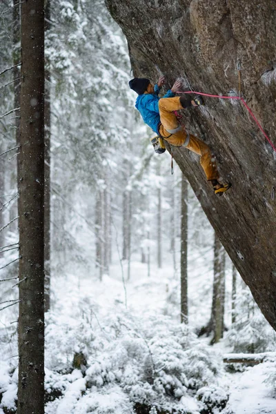 Escalada, invierno, nieve, disfrutar de deportes extremos de invierno. Actividad extrema . — Foto de Stock