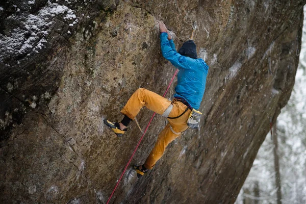 Escalador de rocas, atleta profesional, escalada en las montañas de Karelia. Deportes extremos . — Foto de Stock