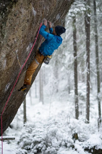 Escalador de rocas en un ascenso desafiante. Escalada extrema de invierno . —  Fotos de Stock