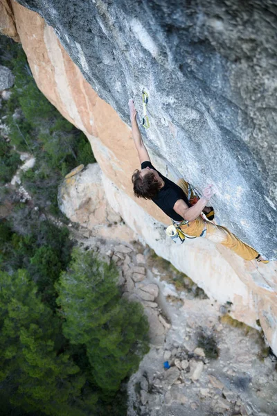 Aktivitäten im Freien. extremer Lebensstil beim Klettern. männlicher Bergsteiger an einer Felswand. siurana, spanien. — Stockfoto