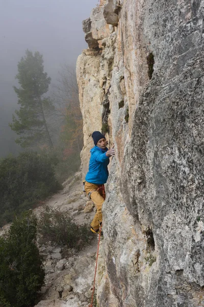 Actividad al aire libre. Estilo de vida extremo escalada en roca. Hombre escalador de roca od una pared de acantilado. Siurana, España . —  Fotos de Stock