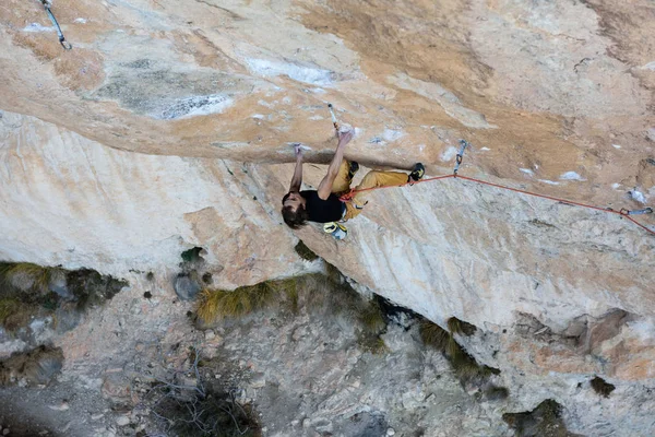 Escalada desportiva extrema. O alpinista luta pelo sucesso. Estilo de vida exterior. Siurana, Espanha . — Fotografia de Stock