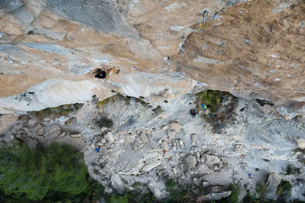 Bergsklättrare, professionell idrottsman, klättring i Siurana stenar, Spanien. Extrema sporter. — Stockfoto