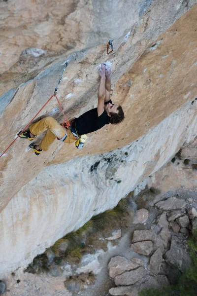 Bergsklättrare, professionell idrottsman, klättring i Siurana stenar, Spanien. Extrema sporter. — Stockfoto