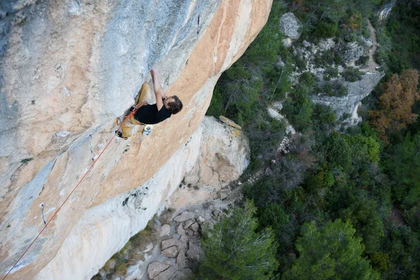 Rock climber ascending a challenging cliff. Extreme sport climbing. Freedom, risk, challenge, success. Siurana, Spain. — Stock Photo, Image