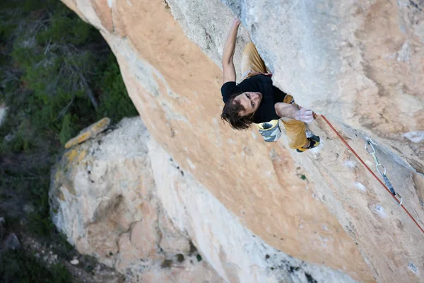 Aktivitäten im Freien. extremer Lebensstil beim Klettern. männlicher Kletterer an einer Felswand. siurana, spanien. — Stockfoto