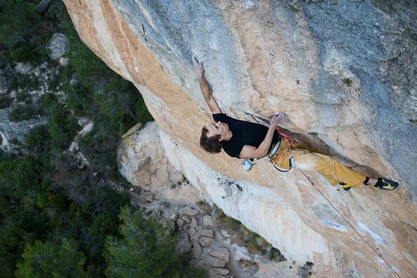Utomhus aktivitet. Extrema rock klättring livsstil. Manliga bergsklättrare od en klippvägg. Siurana, Spanien. — Stockfoto