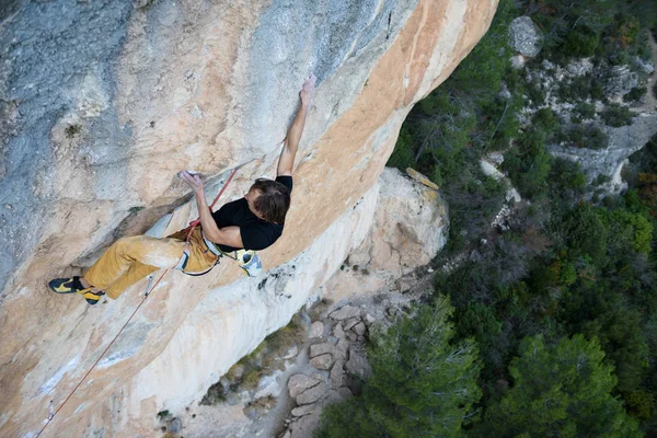 Extrem sport klättring. Rock climber kamp för framgång. Utomhus livsstil. Siurana, Spanien. — Stockfoto