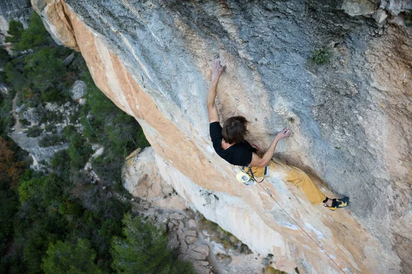 Bergsteiger, Profisportler, Klettern in den Siurana-Felsen, Spanien. Extremsport. — Stockfoto