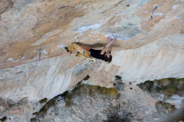 Genç atlet, kaya tırmanışçısı olarak sarp bir uçurum. Doğa sporları.