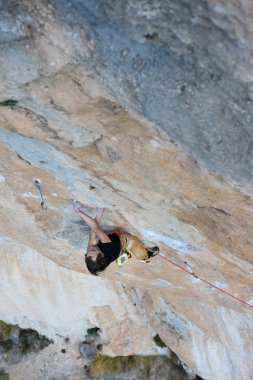 Açık hava sporu. Kaya tırmanışçısı zorlu bir uçuruma tırmanıyor. Olağanüstü spor tırmanışı. 