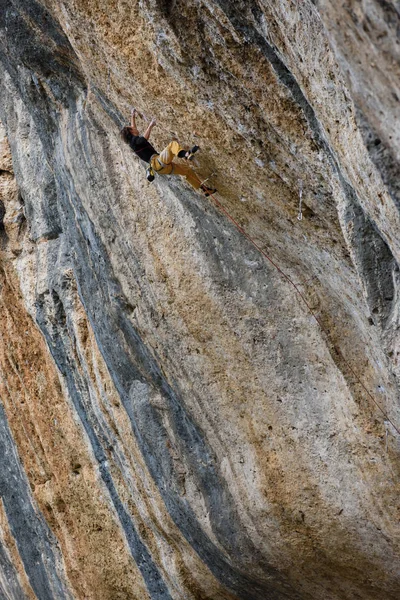 Outdoor-Sport. Bergsteiger, der eine herausfordernde Klippe erklimmt. Extremsportklettern. — Stockfoto