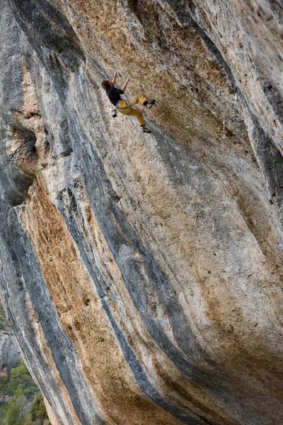 Bergsteiger, der eine herausfordernde Klippe erklimmt. Extremsport Klettern. Freiheit, Risiko, Herausforderung, Erfolg — Stockfoto