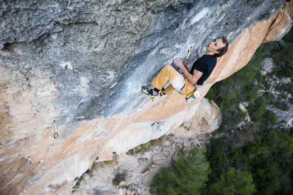 Junger Athlet, Bergsteiger an einer steilen Klippe. Extremsport. — Stockfoto