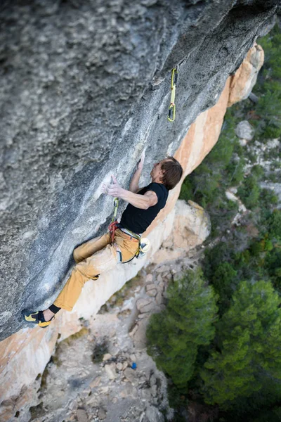Extremsport Klettern. Bergsteiger kämpfen um den Erfolg. Lebensstil im Freien. Abenteuer. — Stockfoto