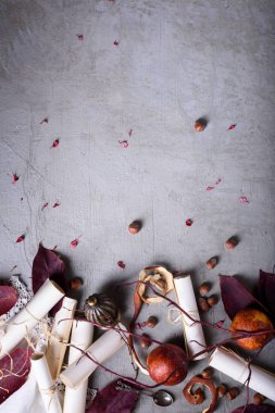 Romantik daveti veya aşk mektubu, meyve ve fındık beton arka plan üzerinde. Düğün ya da Sevgililer günü geçmiş. Kopya alanı, üstten görünüm. 