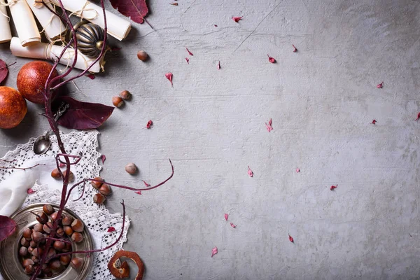 Fondo de comida de estilo oriental. Naranjas rojas exóticas con avellanas sobre mesa gris. Vista superior, espacio de copia. Burla de cocina hasta . —  Fotos de Stock