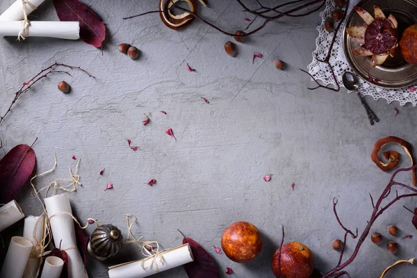 Carta de invitación o amor, naranjas rojas, avellanas y hojas sobre fondo gris. Día de San Valentín o fondo del día de la boda. Vista superior, maqueta, espacio de copia . —  Fotos de Stock