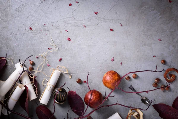Romantische Einladung oder Liebesbrief, rote Orangen und Nüsse. Hochzeit oder Valentinstag Hintergrund. Kopierraum, Ansicht von oben. — Stockfoto