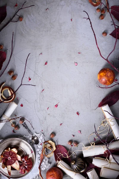 Cornice di cibo romantica - nocciole, arance rosse su tavolo rustico, vista dall'alto. Prepara il menu 'del ristorante. Copia spazio . — Foto Stock