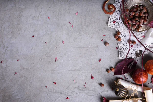 ロマンチックな招待状や愛の手紙、果物やナッツ コンクリート背景の上。結婚式やバレンタインの背景。コピー スペース平面図. — ストック写真