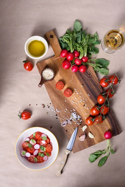 Ensalada de tomate con rábano, aceite de oliva y aderezo de pimienta. Ingredientes vegetales frescos. Vista superior, espacio de copia . — Foto de Stock